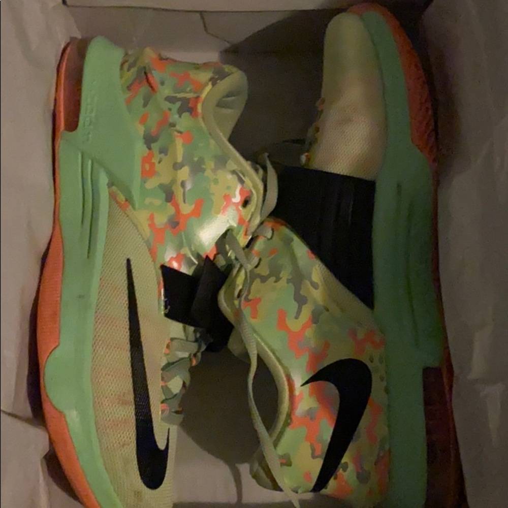 Sneaker reseller